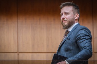 Hovorí o bioterorizme, straší zmenou DNA a Ficovu vládu vyzval, aby nepočúvala WHO
