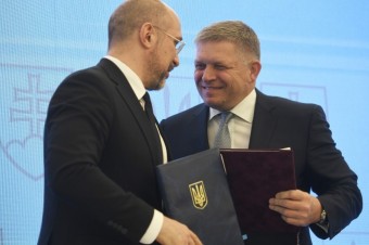 Slovenský a ukrajinský premiér budú diskutovať o podpore Zelenského mierového plánu