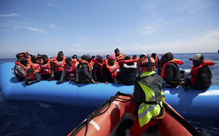 V Británii zadržali v ôsmich gumových člnoch 74 migrantov