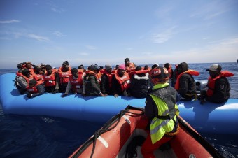 V Británii zadržali v ôsmich gumových člnoch 74 migrantov