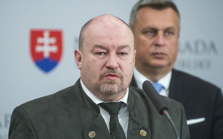 Je to egomaniak. Postavili sme sa mu, aby sme pomohli koalícii