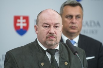 Je to egomaniak. Postavili sme sa mu, aby sme pomohli koalícii