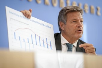 Jemný, empatický spojenec žien Habeck chce odrazu s motorovou pílou rozrezať zelenú srdcovku