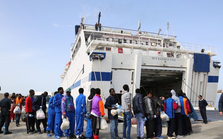 V Janove zakotvila loď so 100 migrantmi, rozdelia si ich iné krajiny