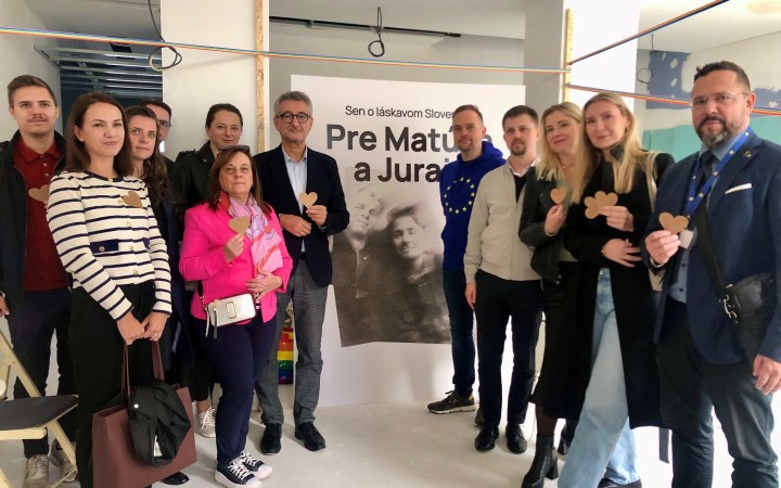 Európske inštitúcie aj opoziční lídri rámcujú streľbu spred dvoch rokov ako útok voči LGBT komunite