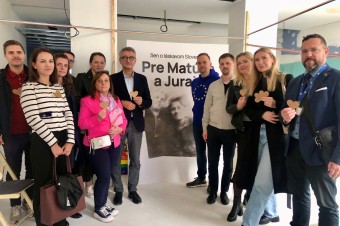 Európske inštitúcie aj opoziční lídri rámcujú streľbu spred dvoch rokov ako útok voči LGBT komunite