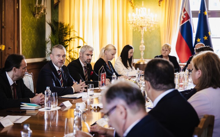 Vláda sľubuje, že peniaze nájde, avizuje však kompromis, sestrám zostane deväťpercentný automat