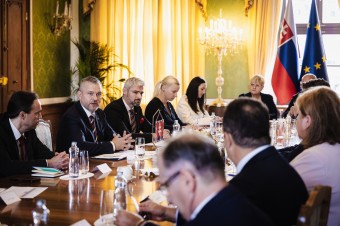 Vláda sľubuje, že peniaze nájde, avizuje však kompromis, sestrám zostane deväťpercentný automat