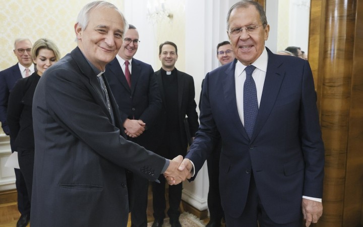 Sergej Lavrov rokoval s pápežským vyslancom Matteom Zuppim o vojne na Ukrajine