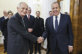 Sergej Lavrov rokoval s pápežským vyslancom Matteom Zuppim o vojne na Ukrajine