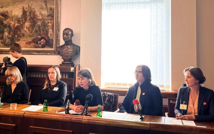 S poslancami sa chceli rozprávať zástupcovia kultúry a štrajkujúcimi z STVR
