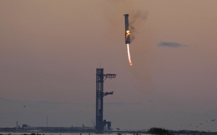 Nebývalý návrat 400-tonovej rakety na vzletovú vežu