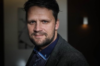 Je nebezpečná, lebo úspešne preniká do štruktúr štátu. Hnevať sa však treba na tých, čo to dovolili