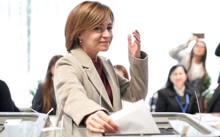 Prezidentka Sandu vyhrala a tesne uspela v referende o EÚ, ale prevalcovať opozíciu sa jej nepodarilo