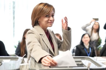 Prezidentka Sandu vyhrala a tesne uspela v referende o EÚ, ale prevalcovať opozíciu sa jej nepodarilo
