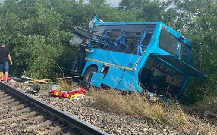 Príčinou zrážky vlaku s autobusom bola najmä chyba výpravcu, hovoria železničiari