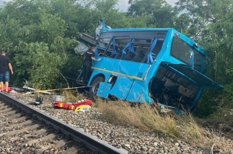 Príčinou zrážky vlaku s autobusom bola najmä chyba výpravcu, hovoria železničiari