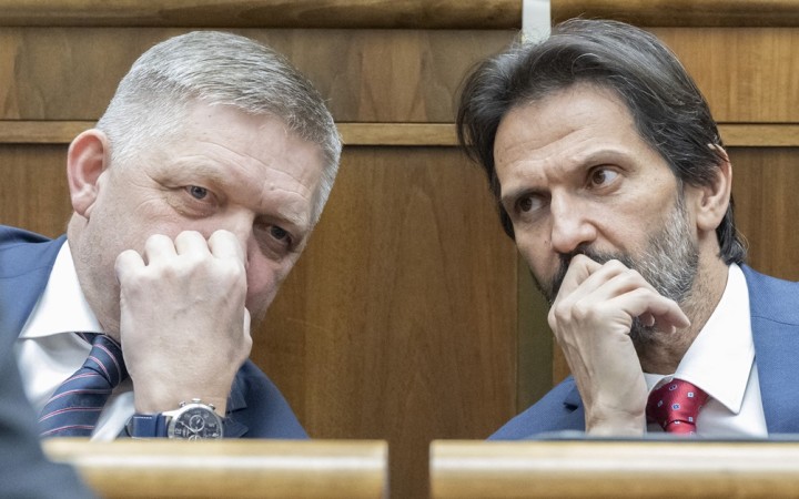 Ústavný súd odmietol sťažnosti Fica a Kaliňáka na postup sudcu