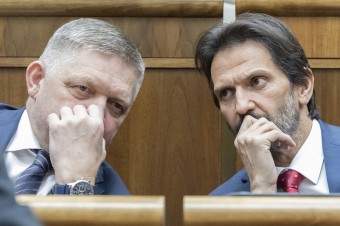 Ústavný súd odmietol sťažnosti Fica a Kaliňáka na postup sudcu