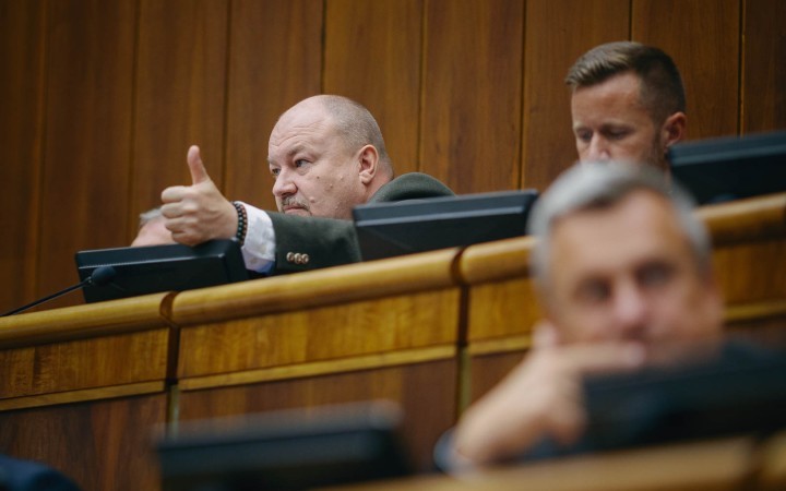 V parlamente nemá väčšinu, huliakovci sa odmietajú zúčastňovať na hlasovaniach