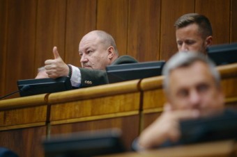 V parlamente nemá väčšinu, huliakovci sa odmietajú zúčastňovať na hlasovaniach