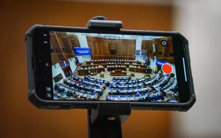 Parlament prijal uznesenie odsudzujúce začlenenie práva na potrat do Charty EÚ