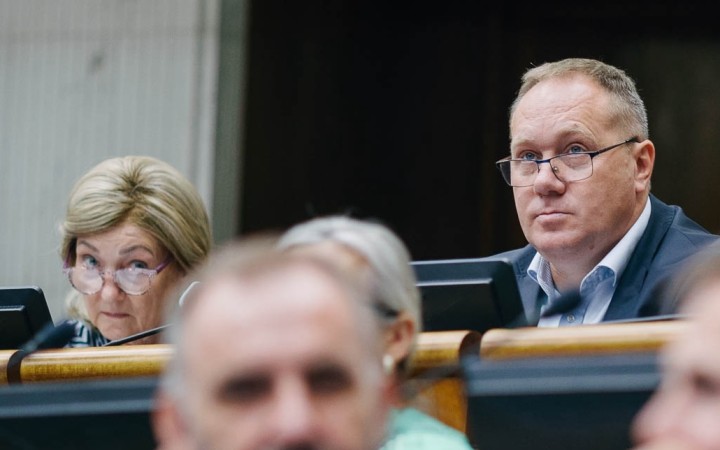 Za voľnú nedeľu a pochovávanie nenarodených detí hlasovalo iba 20 poslancov