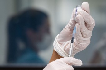 Pfizer vakcíny proti covidu – naobjednávané, nechcené a niekde už aj neodporúčané