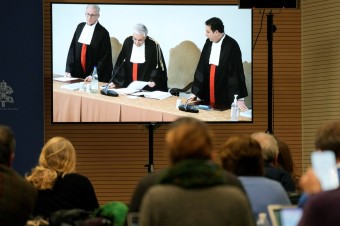 Pápež by sa mal zrieknuť najvyššej súdnej moci v mestskom štáte, navrhuje známy vatikanista