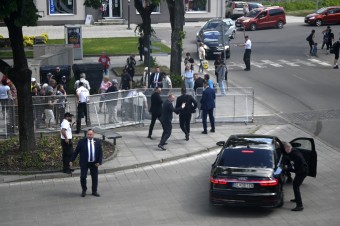 Správa ochranky konštatuje, že pochybil Ficov osobný ochranca, vplyvom vrodeného pudu odskočil