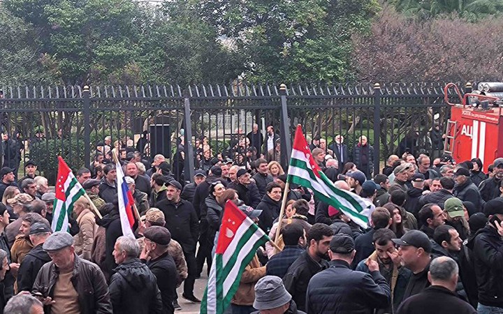 Abcházci protestujú proti novej dohode s Ruskom, odstúpil premiér aj prezident