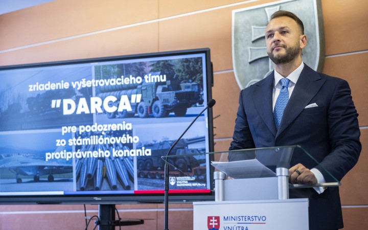 Šutaj Eštok zriadil vyšetrovací tím. Táto vláda by najradšej kľačala pred Putinom, reagujú Naď s Hegerom