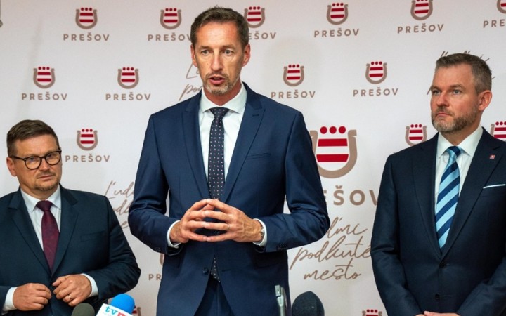 Musíme hovoriť o decentralizácii, povedal Pellegrini po boku Majerského a Oľhu