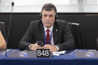 Nútia nás financovať zabíjanie nevinných civilistov, tvrdí europoslanec Ondruš