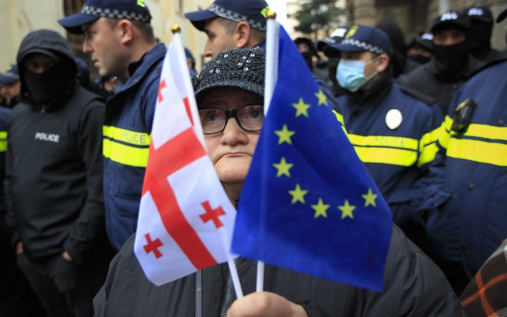Europarlament odmietol výsledky gruzínskych volieb, Tbilisi pozastavilo prístupové rokovania s EÚ