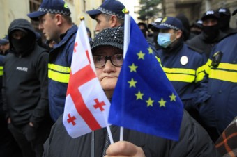 Europarlament odmietol výsledky gruzínskych volieb, Tbilisi pozastavilo prístupové rokovania s EÚ