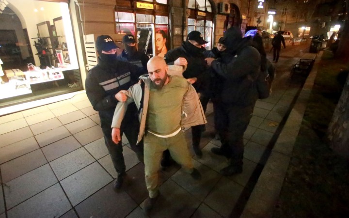 Po pozastavení rokovaní s EÚ vypukol pred parlamentom masový protest