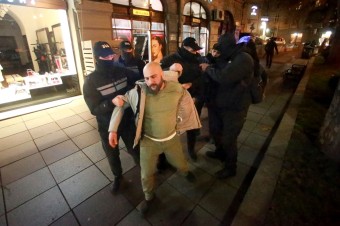 Po pozastavení rokovaní s EÚ vypukol pred parlamentom masový protest
