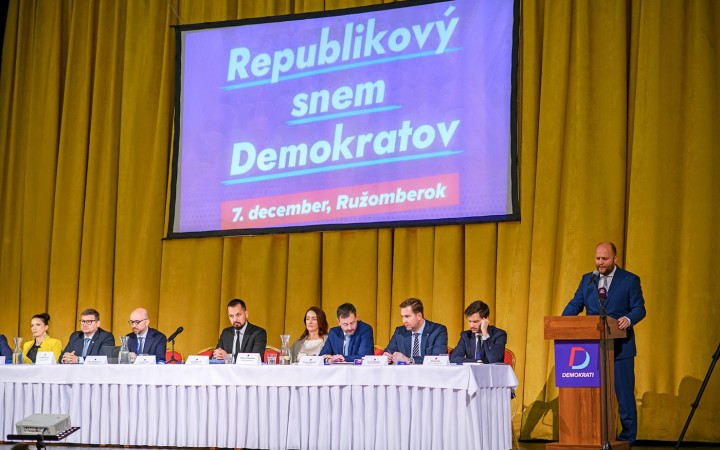 Nikdy nepodporíme ani len menšinovú vládu s Hlasom, vysvetľoval Naď, čím ich zaviazali delegáti