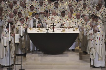 V katedrále Notre-Dame sa po piatich rokoch rekonštrukcie konala prvá omša