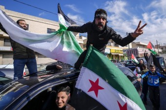 Povstalecká koalícia chce dočasnú vládu, arabské štáty idú zamedziť novej vojne