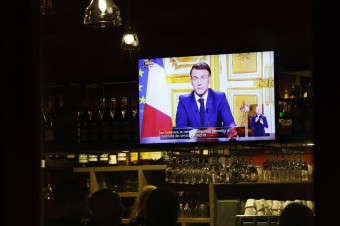 Môže ním byť ľavičiar Cazeneuve aj pravičiar Lecornu. Macron čelí tlaku na odstúpenie