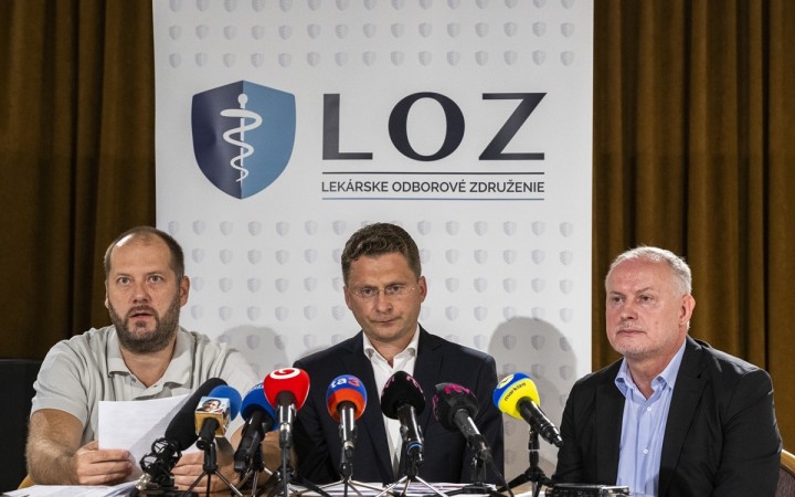 Pellegrini vidí Visolajského v zákopoch, Šutaj Eštok ho prirovnal k teroristovi. Čo na to odbory?