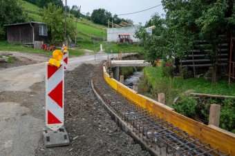 Bude menej zdrojov na cesty a školy, viac peňazí pôjde na úroky