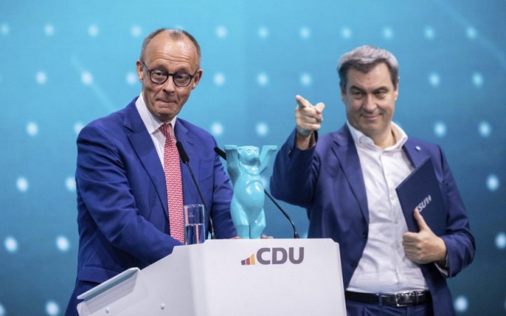 Merz a Söder sa hádajú, akí strašní sú Zelení, kým najväčší strašiak navštevuje Nemcov v kuchyni