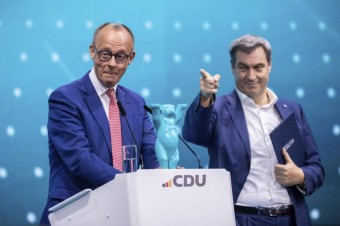 Merz a Söder sa hádajú, akí strašní sú Zelení, kým najväčší strašiak navštevuje Nemcov v kuchyni