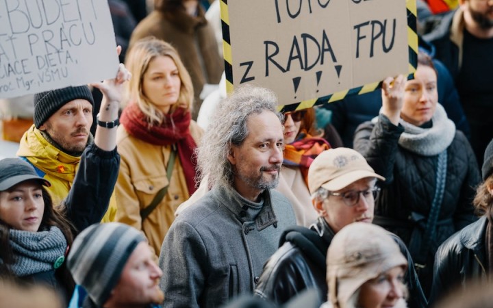 Chcú znormalizovať kultúru, varuje exminister Maďarič. Pred budovou bol hlučný protest