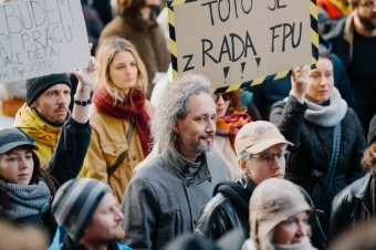 Chcú znormalizovať kultúru, varuje exminister Maďarič. Pred budovou bol hlučný protest