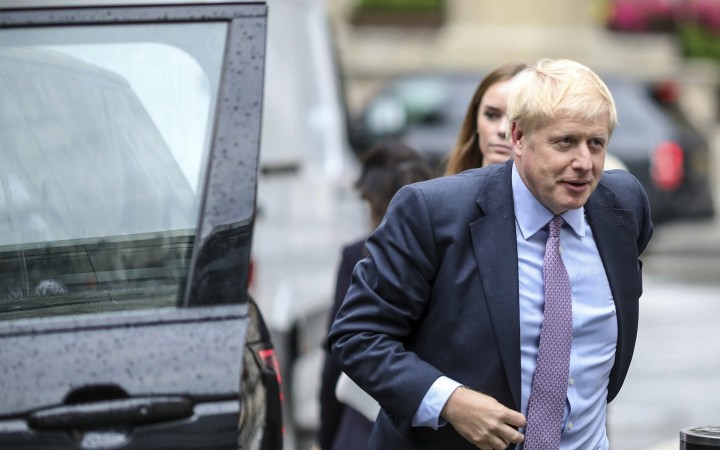 Aj tretie kolo súboja o post lídra britských konzervatívcov vyhral Johnson