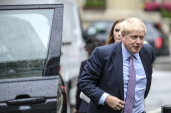 Aj tretie kolo súboja o post lídra britských konzervatívcov vyhral Johnson
